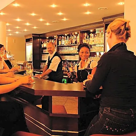 מלון Moselstern Parkhotel Kraehennest